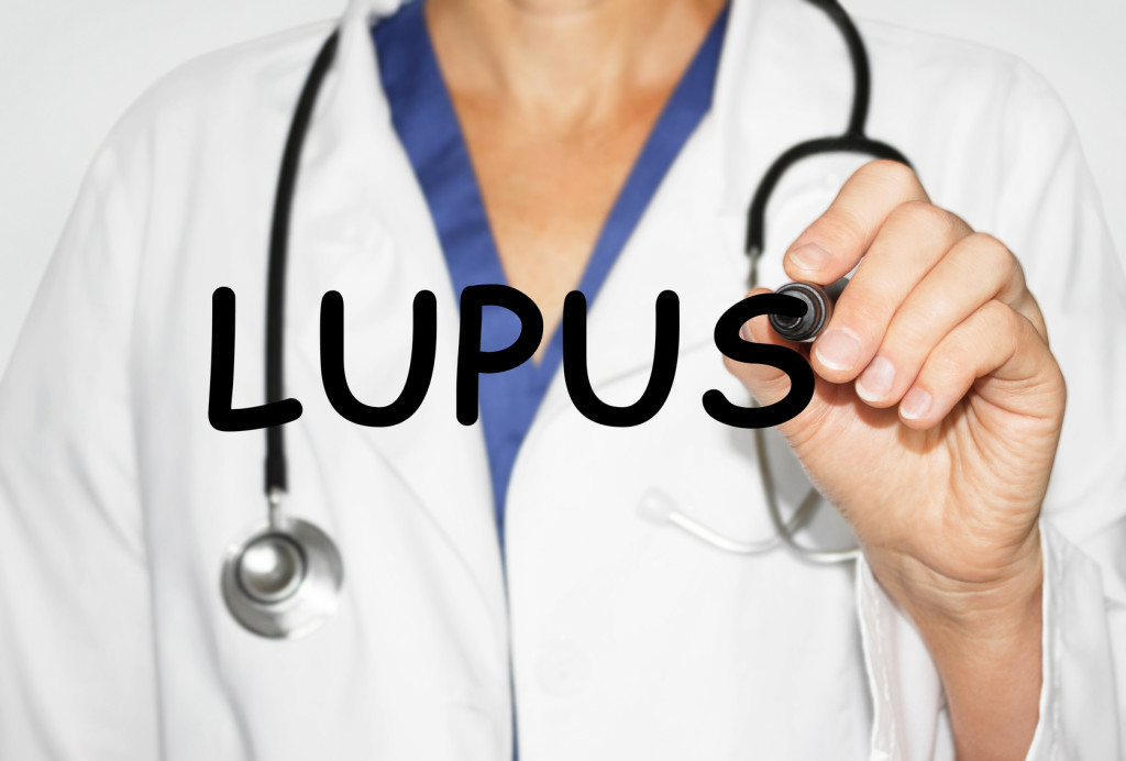 Lupus érythémateux disséminé et INF-1 : un lien potentiellement dangereux